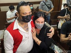 Pelukan Hangat Nora ke Jerinx Jelang Sidang Putusan