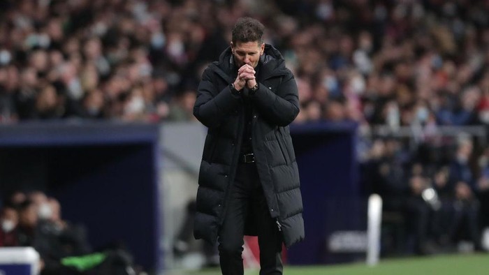 MADRID, SPAIN - FEBRUARY 23: Diego Simeone, Head Coach of Atletico Madrid reacts during the UEFA Champions League Round Of Sixteen Leg One match between Atletico Madrid and Manchester United at Wanda Metropolitano on February 23, 2022 in Madrid, Spain. (Photo by Gonzalo Arroyo Moreno/Getty Images)