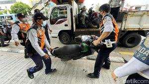 Nah loh! Dishub Angkut Motor Parkir Liar di Senen