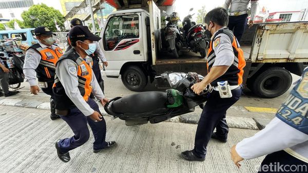 Nah loh! Dishub Angkut Motor Parkir Liar di Senen