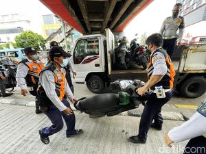 Nah loh! Dishub Angkut Motor Parkir Liar di Senen Nah loh! Dishub Angkut Motor Parkir Liar di Senen