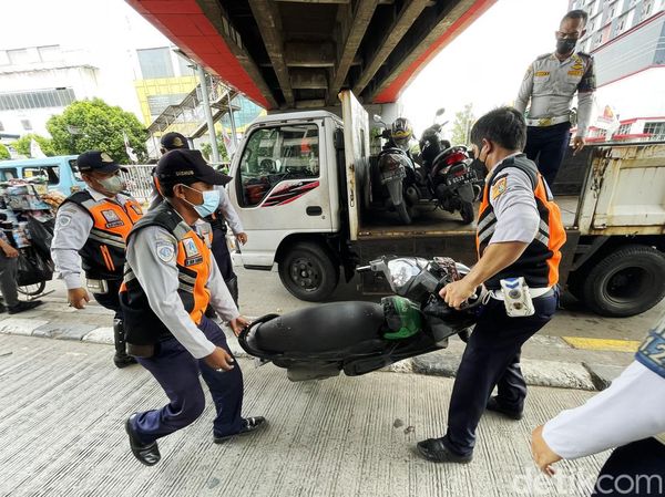 Nah loh! Dishub Angkut Motor Parkir Liar di Senen