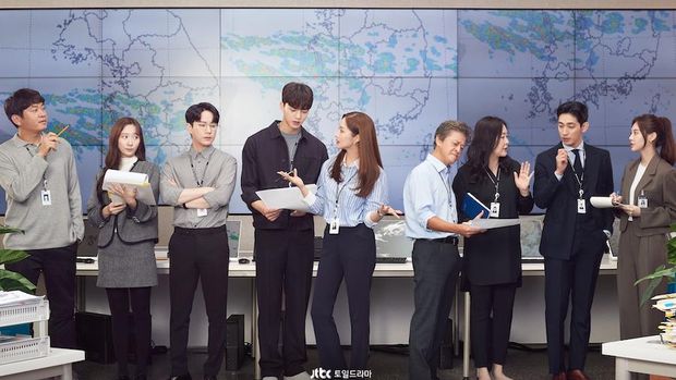 Drama yang diperankan oleh Park Min Young dan Song Kang ini berlatar tempat di Badan Meteorologi Nasional Korea Selatan