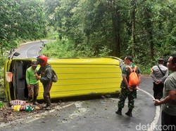 Mobil Rombongan Mahasiswa Terguling di Sengkan Mayit Jalur Ijen Banyuwangi