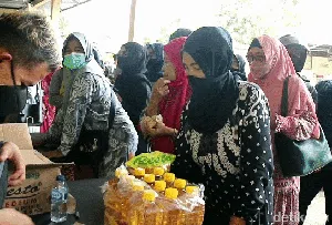 Ribuan Emak-emak Serbu Mapolres Sukabumi untuk Dapatkan Minyak