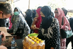 Ribuan Emak-emak Serbu Mapolres Sukabumi untuk Dapatkan Minyak