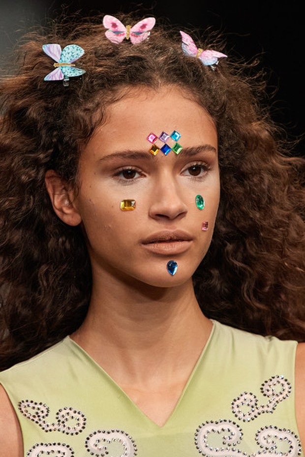 Face embellishment pada show Conner Ives/