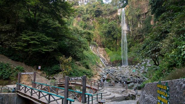 Grojogan Sewu waterfall where is located not so far from Solo is the main tourist attraction in the Tawangmangu area.