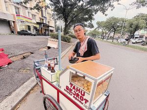 Intip Gaya Indra Kenz Jualan Tahu Gejrot hingga Bagikan Nasi Warteg Gratis Intip Gaya Indra Kenz Jualan Tahu Gejrot hingga Bagikan Nasi Warteg Gratis