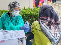 Vaksinasi Booster di Cililin Dihadiahi Minyak Goreng