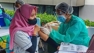 Kerja Keras Jabar Kebut Vaksinasi COVID-19