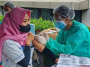 Kerja Keras Jabar Kebut Vaksinasi COVID-19