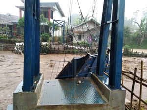 Penampakan Jembatan Penghubung Desa Garut Rusak Diterjang Banjir Bandang