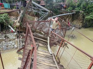 Luapan Sungai Cisero Bikin Jembatan Desa Sukarasa Bogor Rusak
