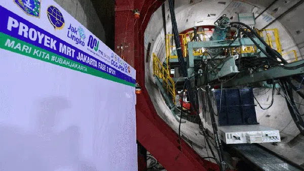 Jokowi Resmikan Bor Raksasa, Proyek MRT Bakal Ngebut Tembus Kota