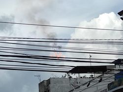 Kabel Listrik di Medan Tiba-tiba Terbakar Bikin Kaget Pengendara