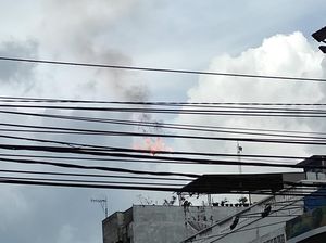 Kabel Listrik di Medan Tiba-tiba Terbakar Bikin Kaget Pengendara