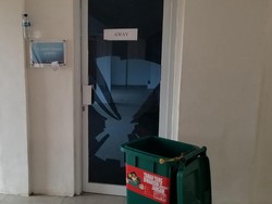 Ricuh Pertandingan Bola di Stadion Benteng Tangerang, Kaca Pintu Pecah