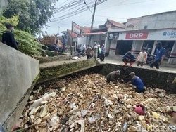 Styrofoam Penuhi Kali Licin Depok, Lurah Akan Pasang Jaring di Perbatasan