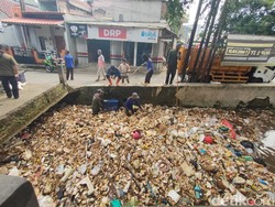 Kali Licin di Pancoran Mas Depok Tertutup Sampah, Mayoritas Styrofoam