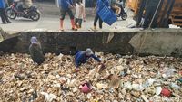 Penampakan Sampah Styrofoam Penuhi Kali Licin Pancoran Mas Depok
