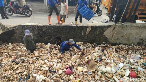 Penampakan Sampah Styrofoam Penuhi Kali Licin Pancoran Mas Depok