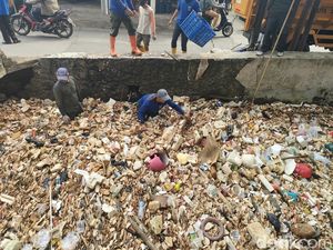 Penampakan Sampah Styrofoam Penuhi Kali Licin Pancoran Mas Depok
