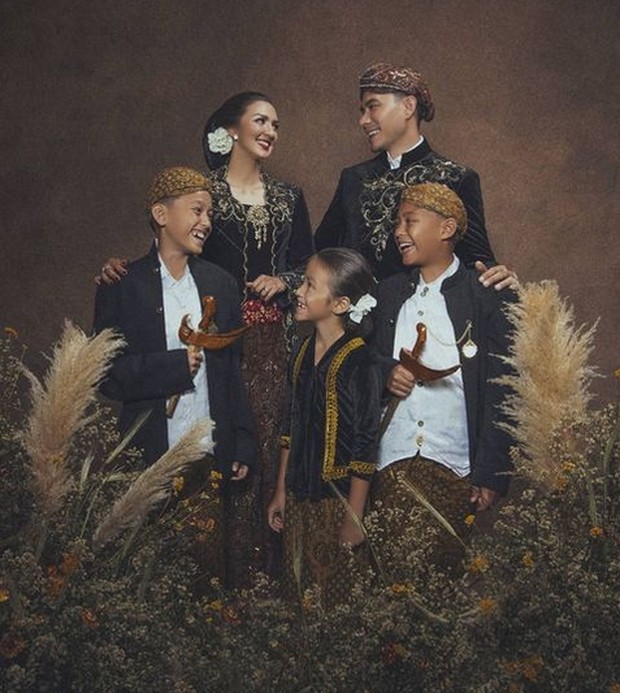 Keluarga Darius Sinathrya dan Donna Agnesia/Foto : instagram.com/riomotret Merayakan 12 tahun pernikahan, Darius Sinathrya dan Donna Agnesia mengajak ketiga anaknya melakukan sesi pemotretan berbusana adat Jawa