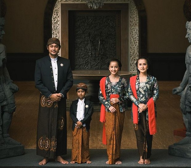 Keluarga Dwi Sasono dan Widi Mulia/Foto : instagram.com/widimulia Foto terbari keluarga pasangan Dwi Sasono dan Widi Mulia mengenakan busana adat Jawa Klasik