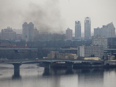 Kepulan Asap Membumbung dari Gedung Kemenhan Ukraina