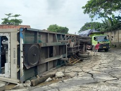 Kontainer Terbalik di Jl Perancis Tangerang, Polisi: Kondisi Jalan Rusak