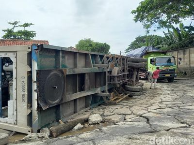 Potret Truk Kontainer Terbalik di Jalan Perancis Tangerang yang Rusak