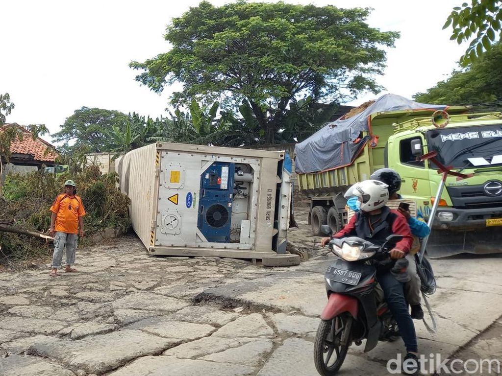 Kontainer Terbalik di Jl Perancis Tangerang Belum Dievakuasi, Lalin Macet