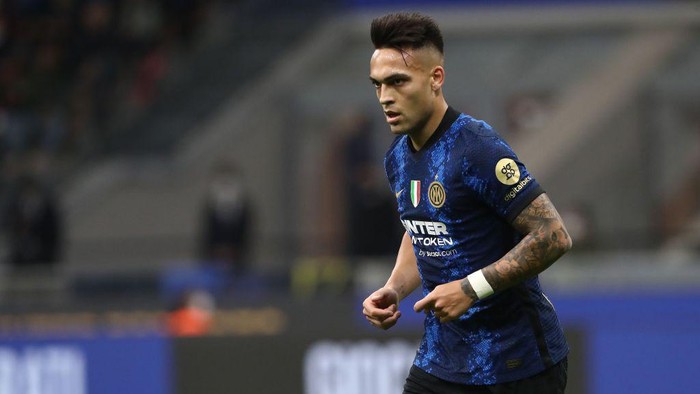 MILAN, ITALY - FEBRUARY 20: Lautaro Martinez of FC Internazionale looks on during the Serie A match between FC Internazionale and US Sassuolo at Stadio Giuseppe Meazza on February 20, 2022 in Milan, Italy. (Photo by Marco Luzzani/Getty Images)