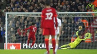 15 menit laga berjalan, Liverpool sudah unggul. Handball Stuart Dallas di kotak penalti membuat wasit menunjuk titik putih. Mohamed Salah sukses menjalankan tugasnya sebagai eksekutor, membawa Liverpool unggul 1-0. AP Photo/Jon Super.