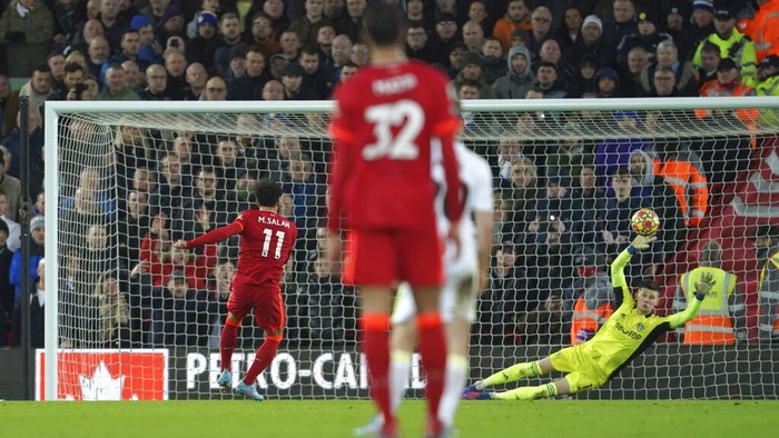 Liverpool membantai Leeds United enam gol tanpa balas dalam lanjutan Liga Inggris. Hasil ini membuat The Reds semakin dekat dengan Manchester City di klasemen sementara.