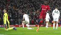 Sadio Mane tak mau ketinggalan dalam pesta ini, ia ikut mencetak dua gol di menit ke-80 dan 90, semua lewat tembakan jarak dekat di kotak penalti. AP Photo/Jon Super.