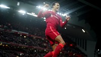 Virgil van Dijk juga turut menyumbangkan satu gol di injury time. AP Photo/Jon Super.