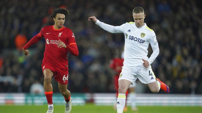 Liverpool membantai Leeds United enam gol tanpa balas dalam lanjutan Liga Inggris. Hasil ini membuat The Reds semakin dekat dengan Manchester City di klasemen sementara.