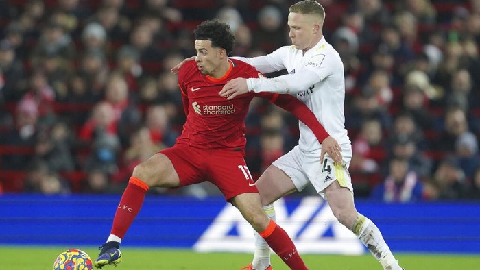 Liverpool membantai Leeds United enam gol tanpa balas dalam lanjutan Liga Inggris. Hasil ini membuat The Reds semakin dekat dengan Manchester City di klasemen sementara.