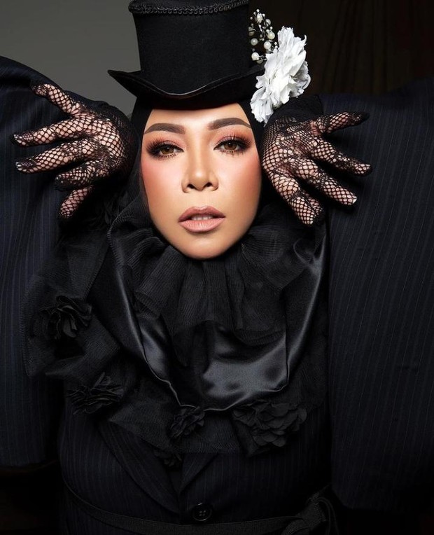 Penyanyi sekaligus penulis ratusan lagu yang menjadi ost film terkenal di Indonesia