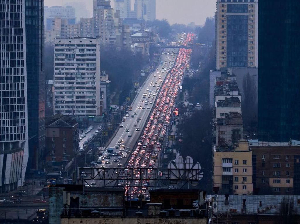 Jalanan Ibukota Ukraina Macet Panjang, Warga Cari Aman ke Barat