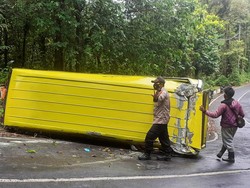 Mobil Rombongan Mahasiswa Terguling di Sengkan Mayit Banyuwangi Gegara Rem Blong