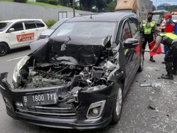 Truk Rem Blong Tabrak 2 Kendaraan di Tol JORR Lenteng Agung