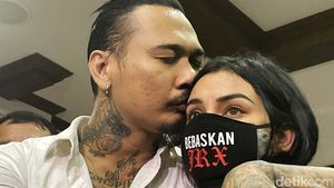 Momen Jerinx Peluk dan Kecup Istri Usai Divonis