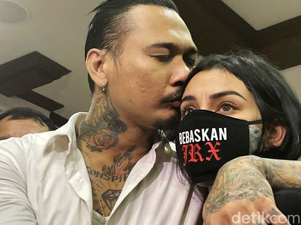 Momen Jerinx Peluk dan Kecup Istri Usai Divonis
