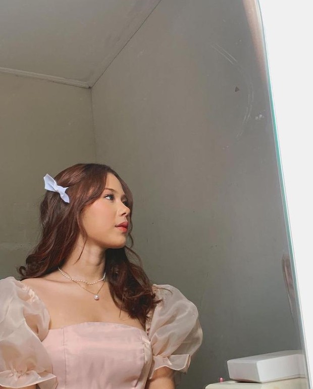 Nadin Amizah merupakan penyanyi dan penulis lagu yang terbilang baru di Indonesia namun sudah meraih banyak kesuksesan