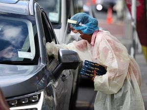 Nakes Selandia Baru Bagi-bagi Alat Antigen Gratis ke Warga Nakes Selandia Baru Bagi-bagi Alat Antigen Gratis ke Warga