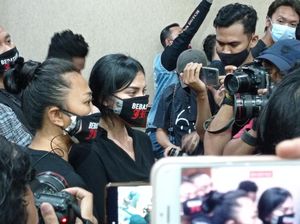 Wajah Terpaku Nora Saat Jerinx Divonis 1 Tahun Penjara
