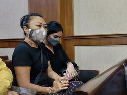 Mata Merah Nora Alexandra yang Tertunduk Jelang Sidang Vonis Jerinx
